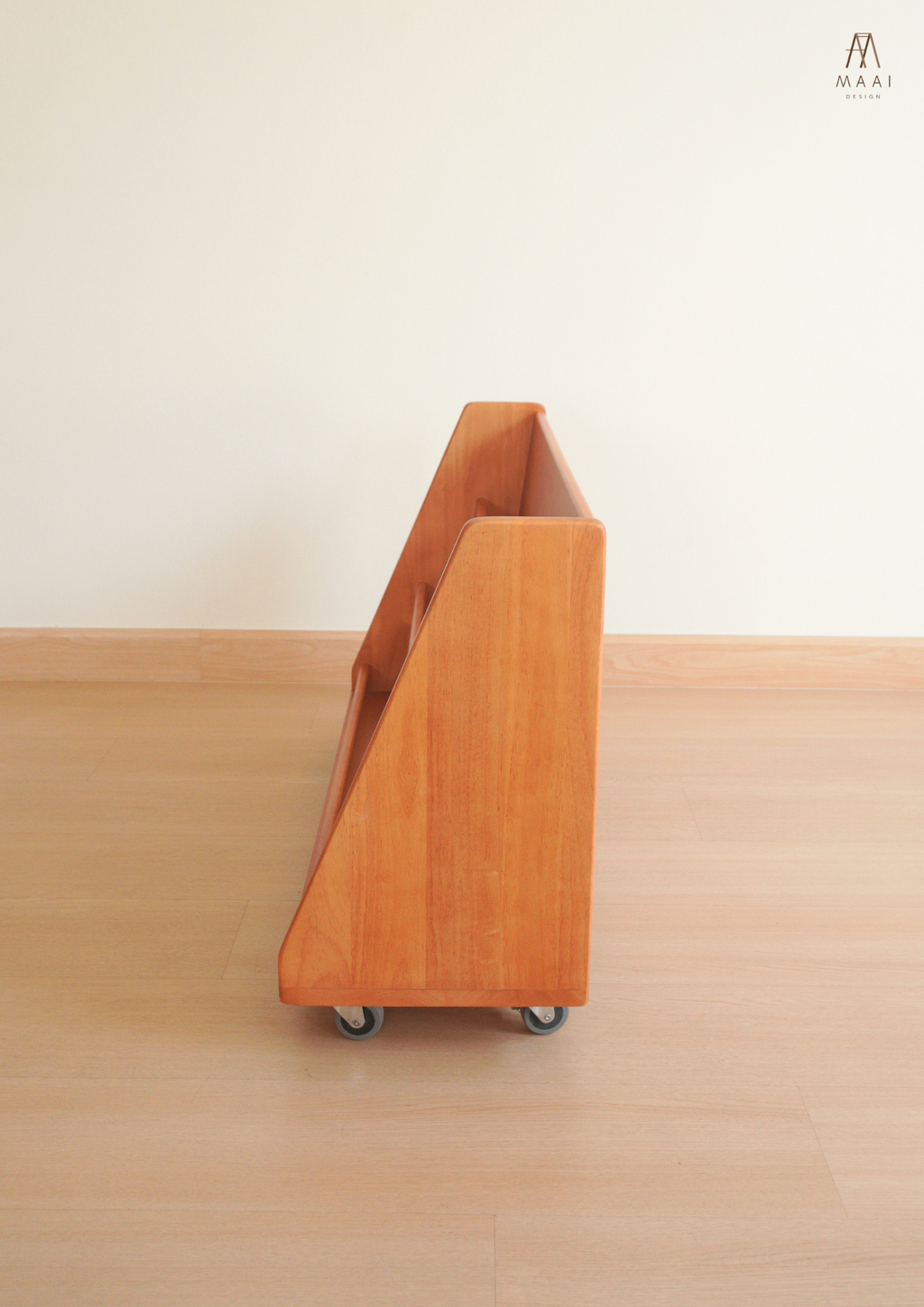 Noa Reading Shelf