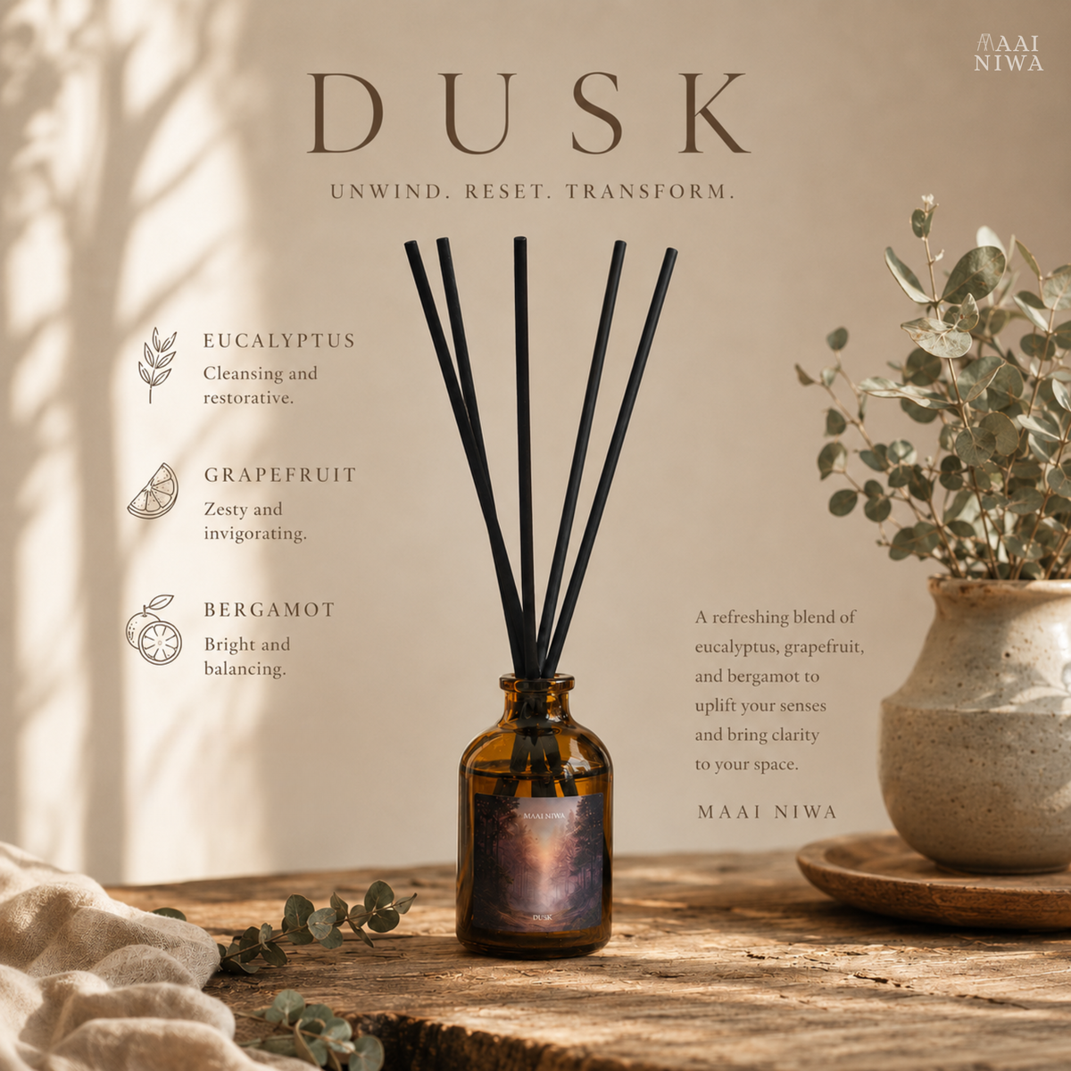 Reed Diffuser กลิ่น DUSK บนโต๊ะไม้