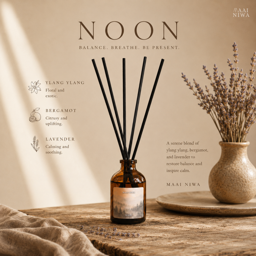 Reed Diffuser กลิ่น NOON บนโต๊ะไม้